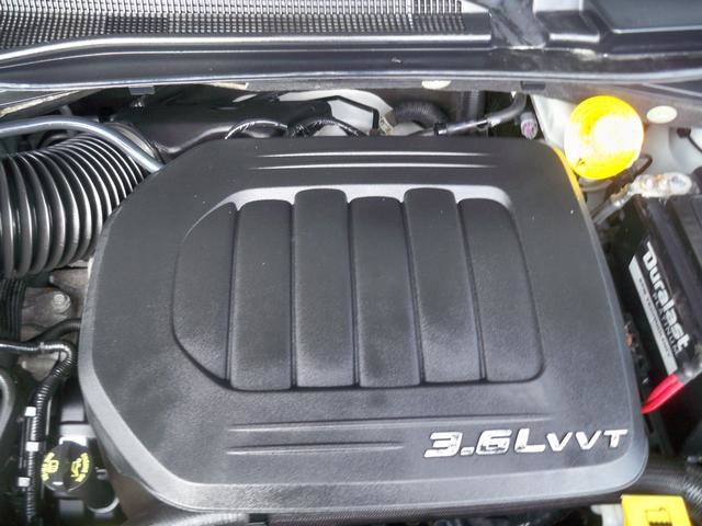 Used 2015 Chrysler Town & Country Touring image 10