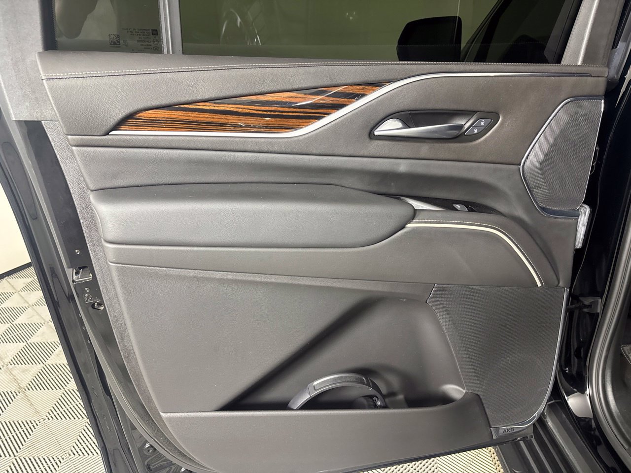 Used 2024 Cadillac Escalade ESV Premium Luxury AWD/4WD image 29