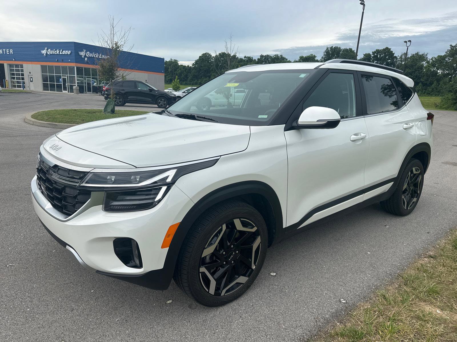 Used 2024 Kia Seltos SX w/ SX Sunroof Package AWD/4WD image 3
