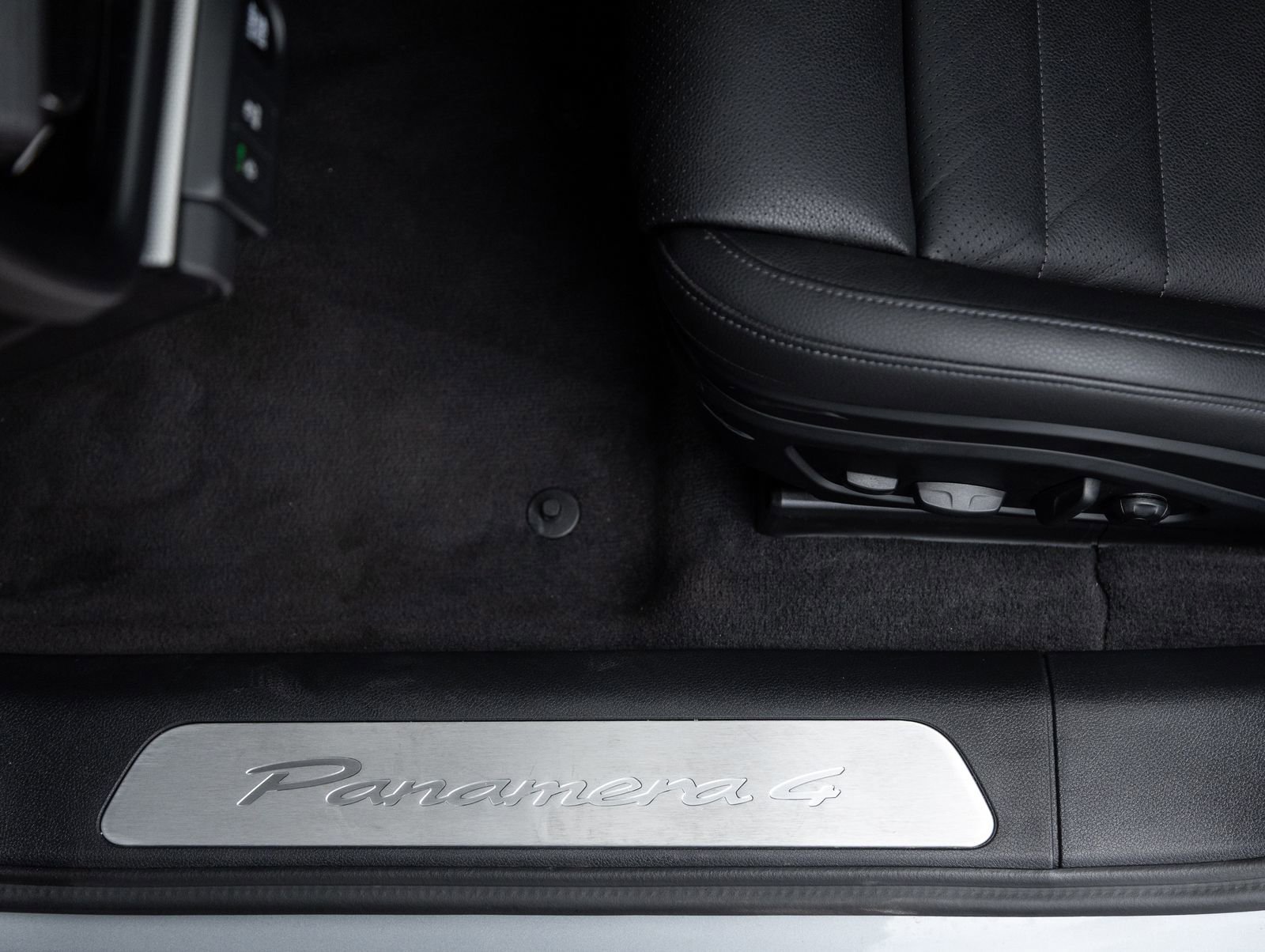 Certified 2025 Porsche Panamera 4 E-Hybrid AWD/4WD image 21