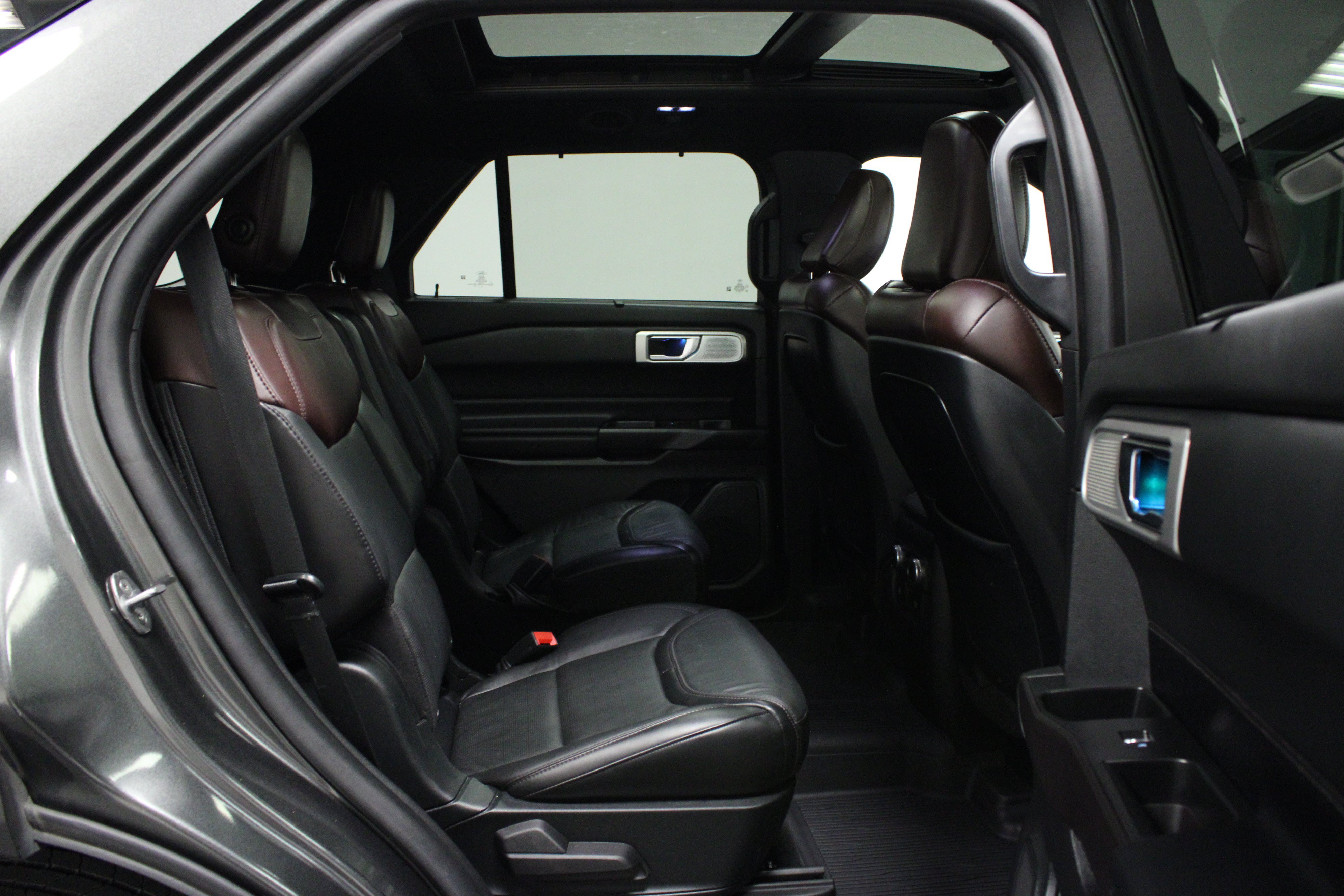Used 2020 Ford Explorer Platinum w/ Premium Technology Package AWD/4WD image 16