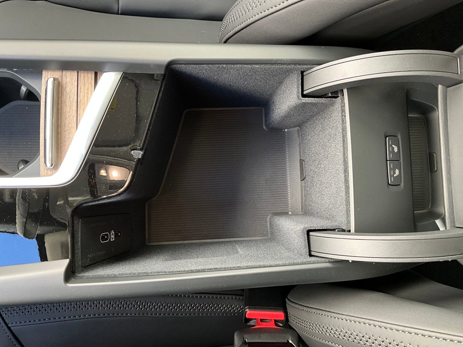 New 2026 Volvo XC60 B5 Plus w/ Climate Package image 33