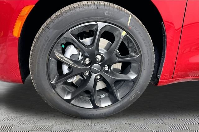 New 2027 Chrysler Pacifica Limited AWD/4WD image 13