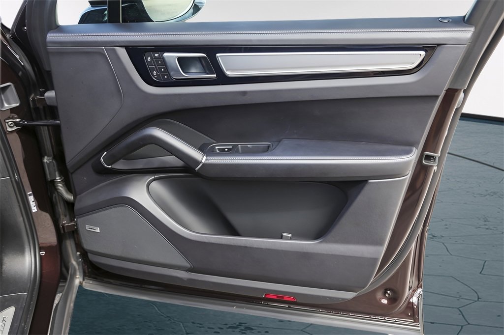 Used 2022 Porsche Cayenne Platinum Edition image 32