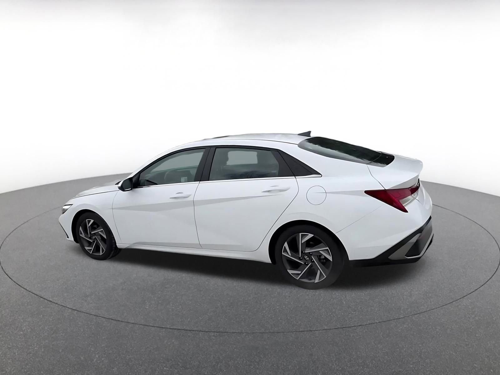 Used 2025 Hyundai Elantra Limited image 10