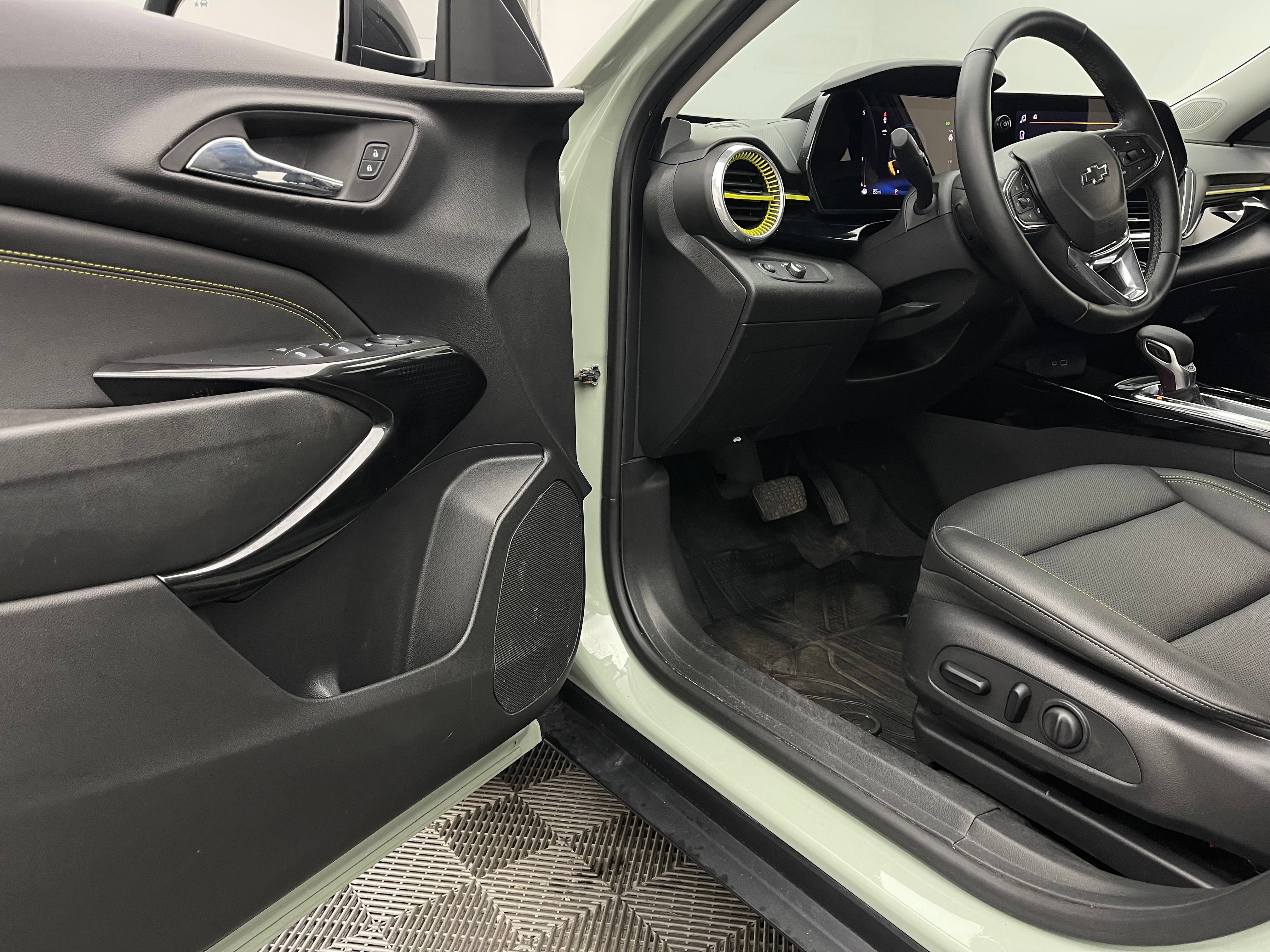 Used 2024 Chevrolet Trax ACTIV w/ Driver Confidence Package FWD image 14