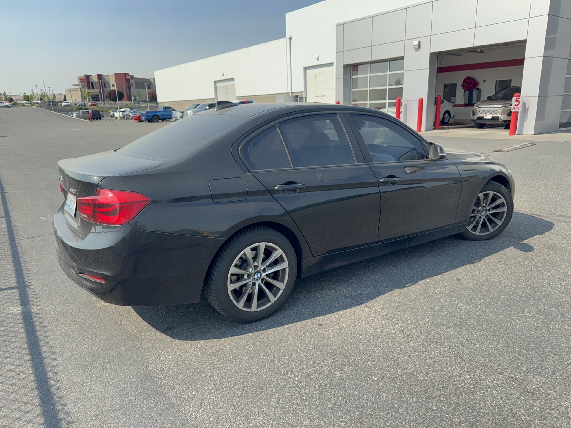 Used 2018 BMW 320i xDrive Sedan AWD/4WD image 4