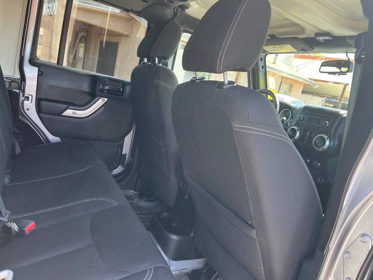 Used 2018 Jeep Wrangler Unlimited Sahara w/ Connectivity Group AWD/4WD image 29