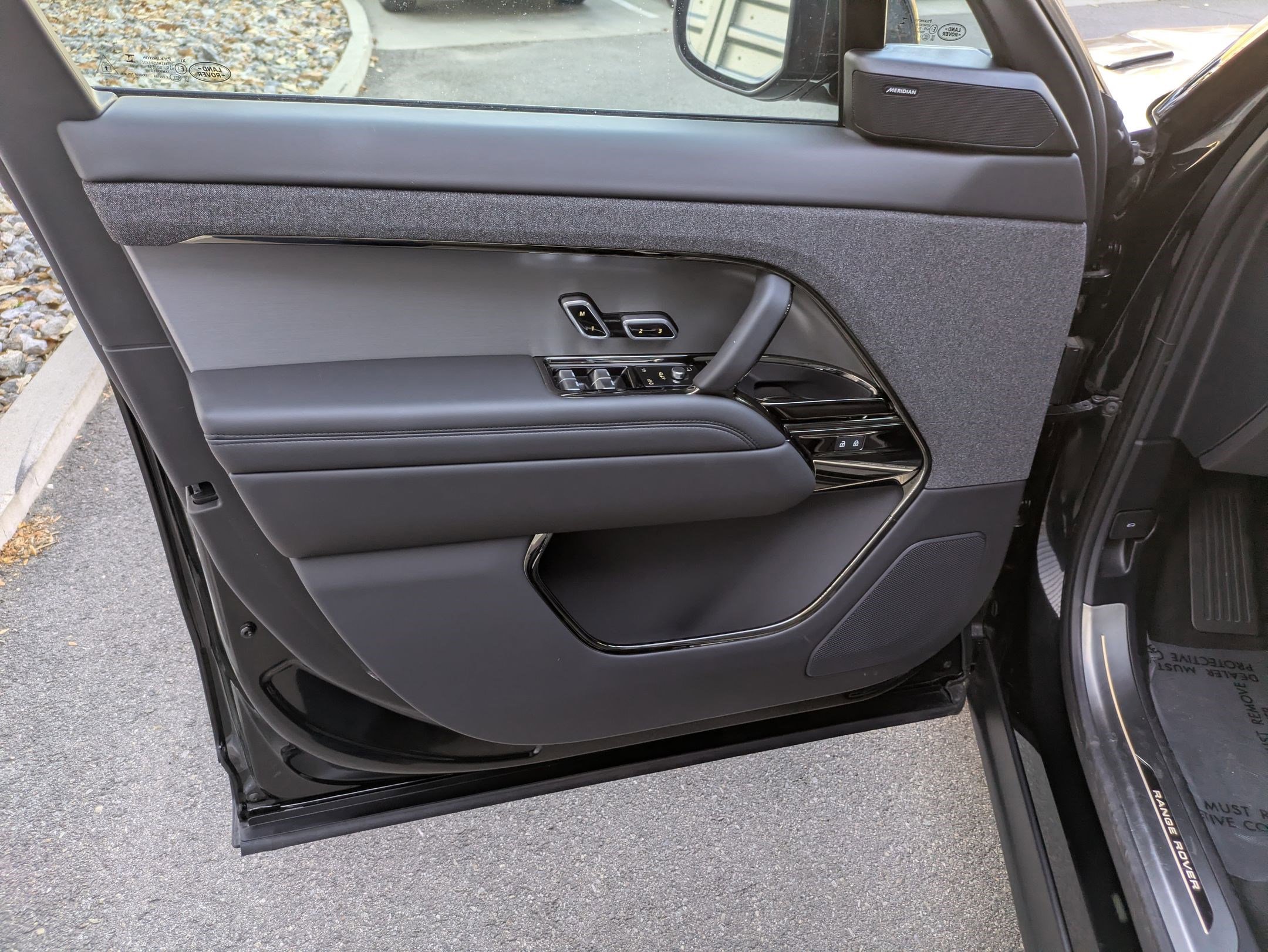 Used 2025 Land Rover Range Rover Sport image 14