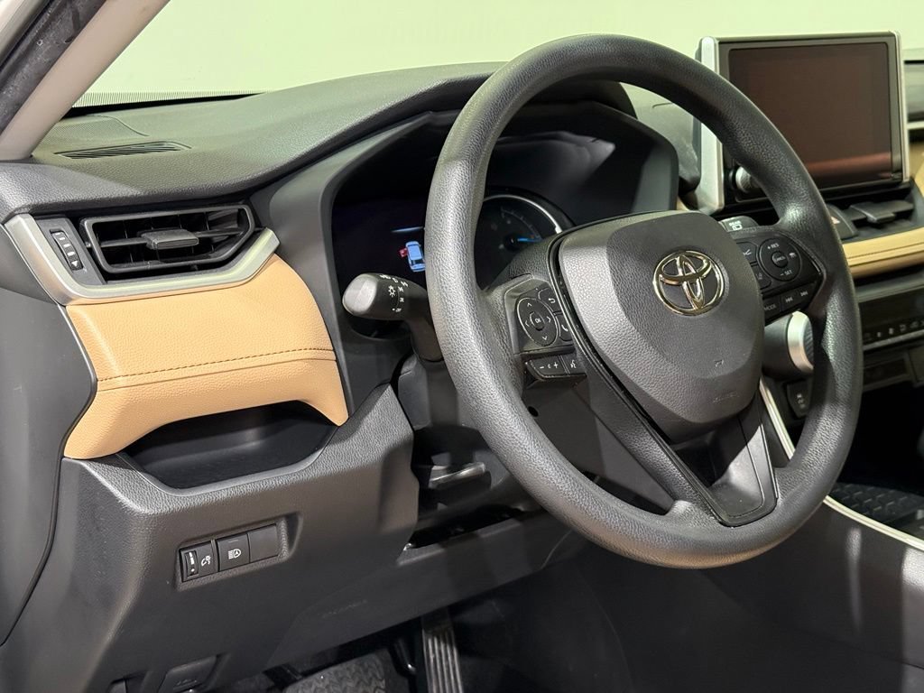 Used 2024 Toyota RAV4 LE AWD/4WD image 17