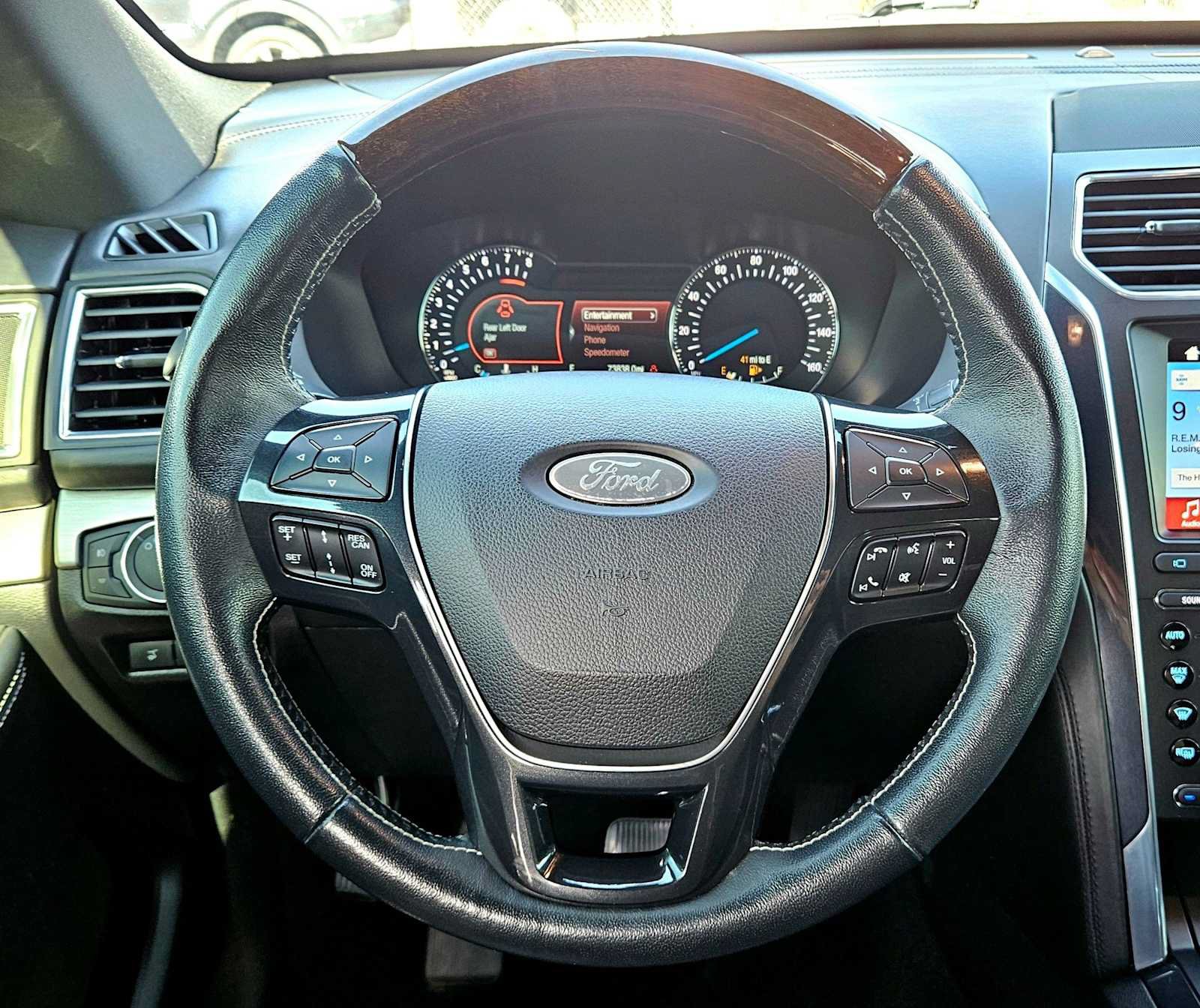 Used 2018 Ford Explorer Platinum AWD/4WD image 23