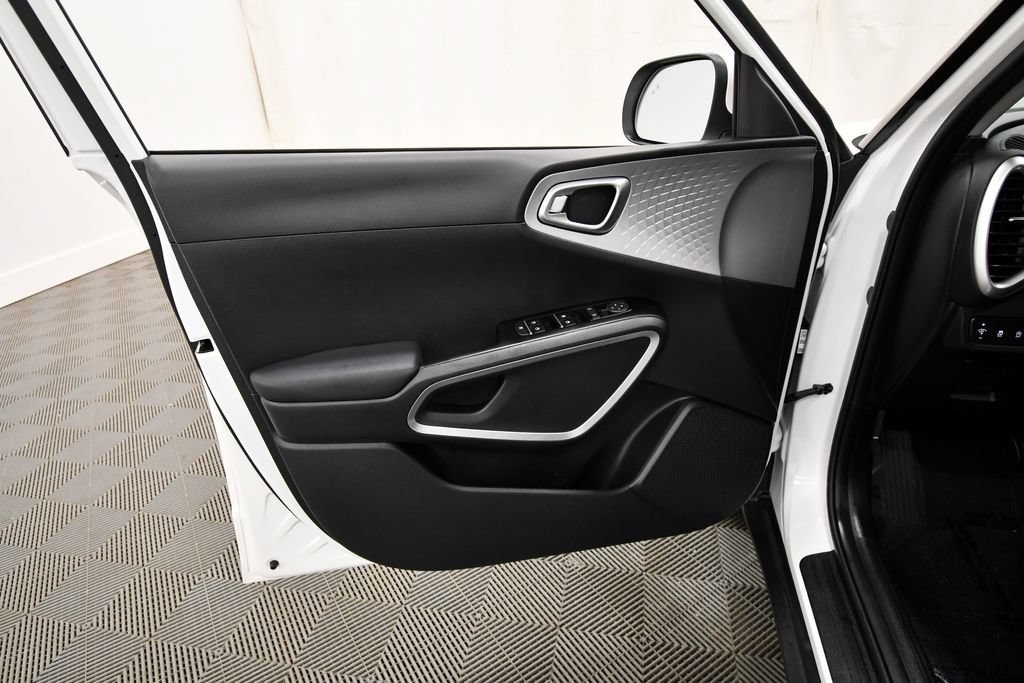 Certified 2025 Kia Soul LX w/ LX Technology Package FWD image 13