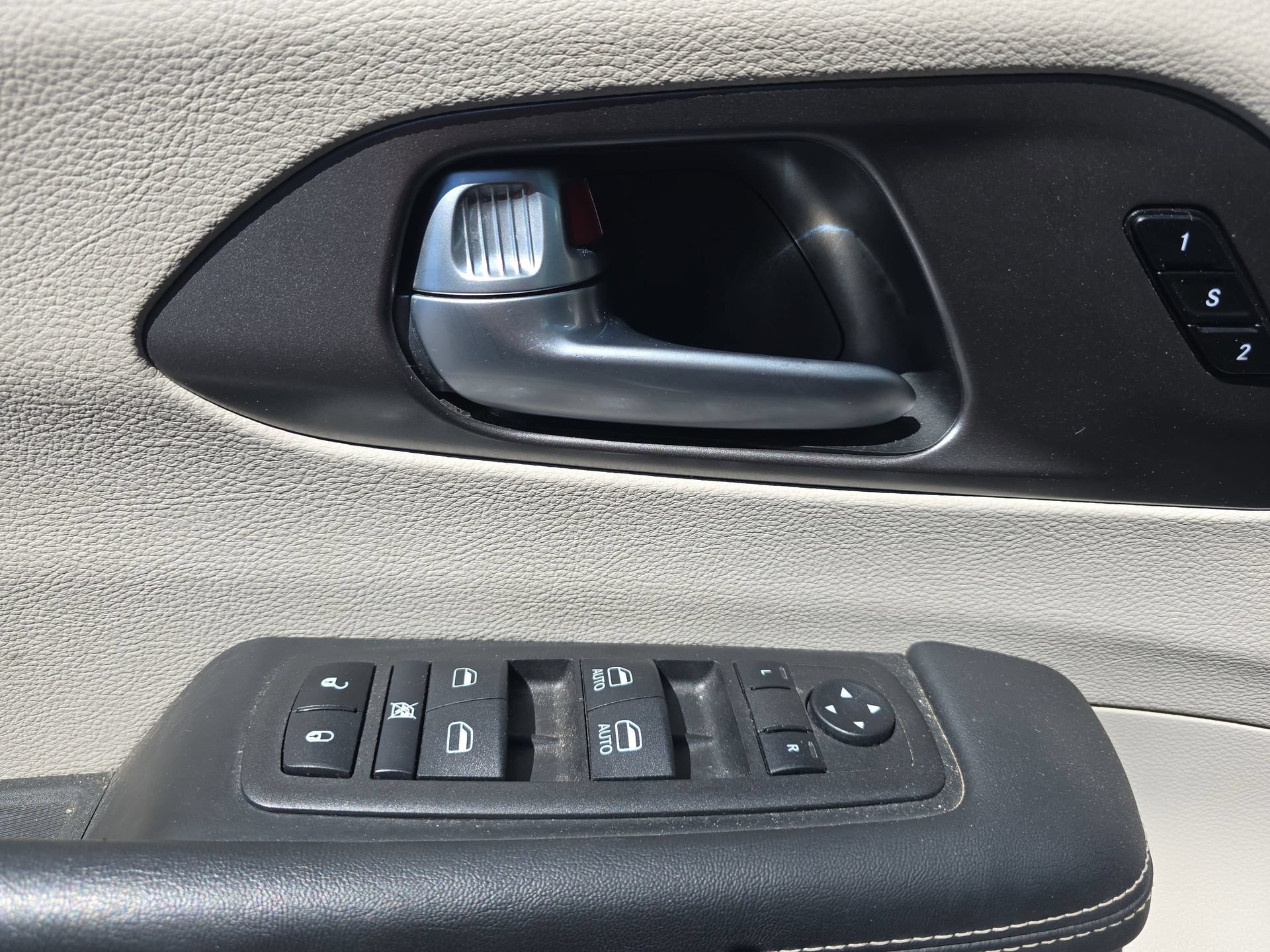 Used 2024 Chrysler Pacifica Touring-L FWD image 25