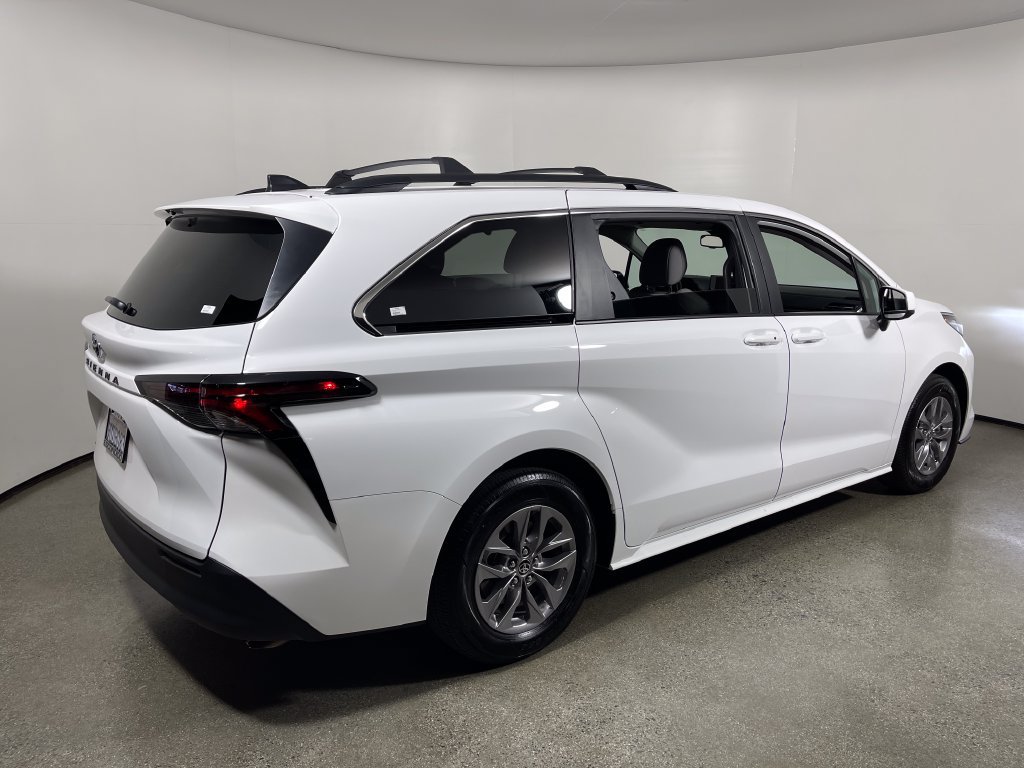 Certified 2026 Toyota Sienna LE FWD image 3