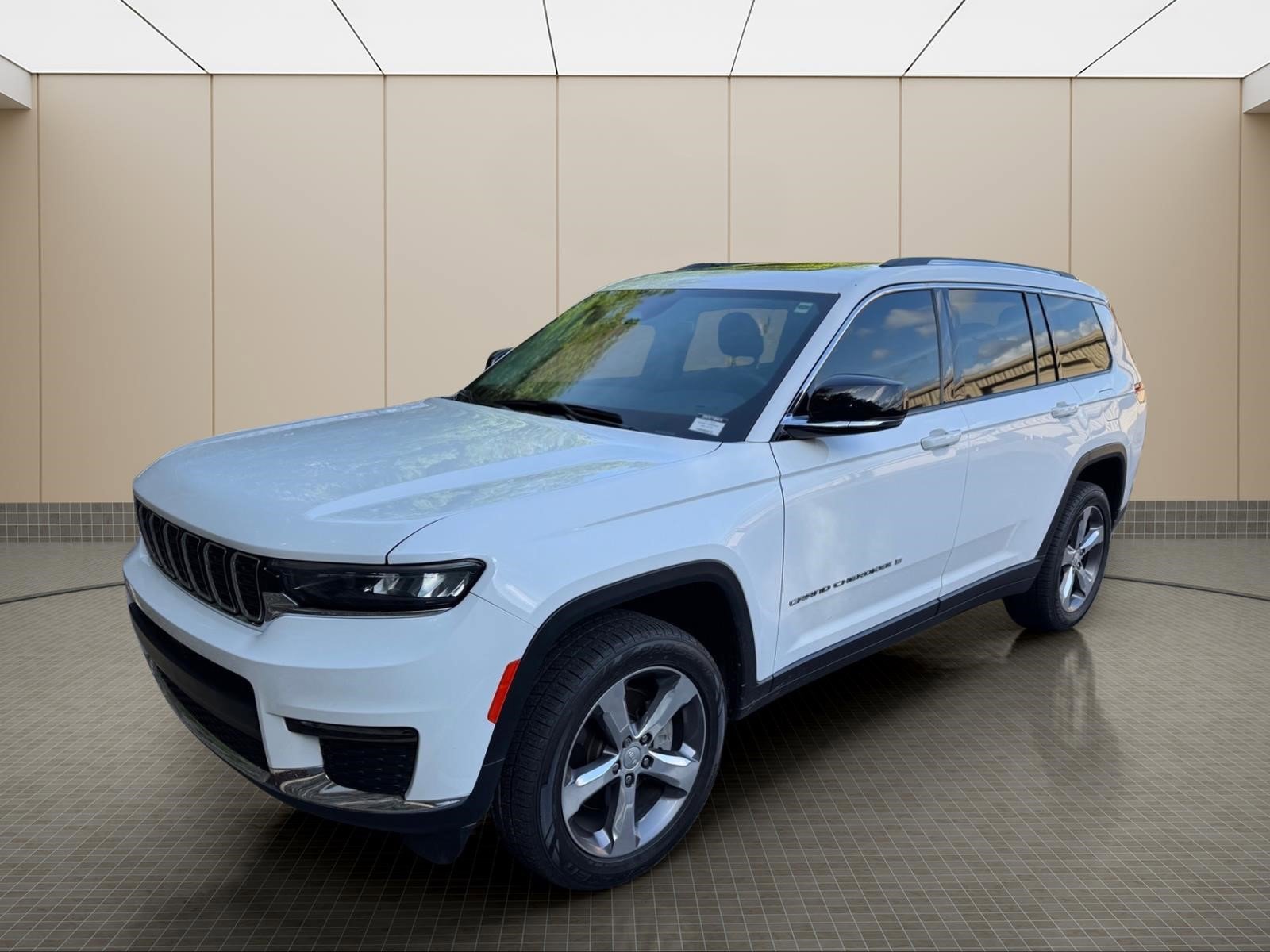 Used 2021 Jeep Grand Cherokee L Limited AWD/4WD image 2