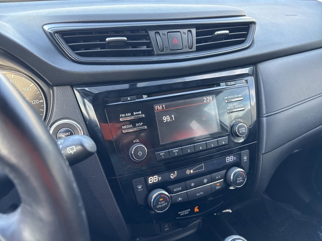 Used 2017 Nissan Rogue SV image 17