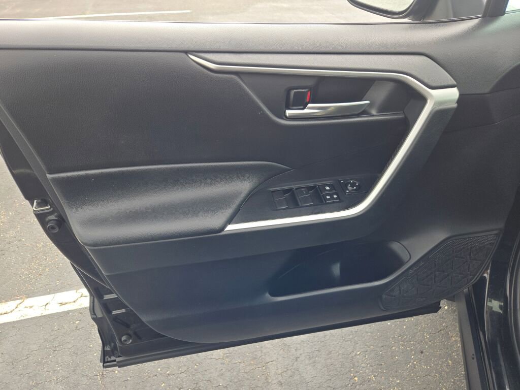 Used 2021 Toyota RAV4 XLE FWD image 18