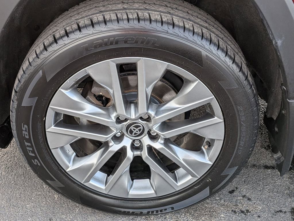 Used 2022 Toyota RAV4 XLE Premium image 10