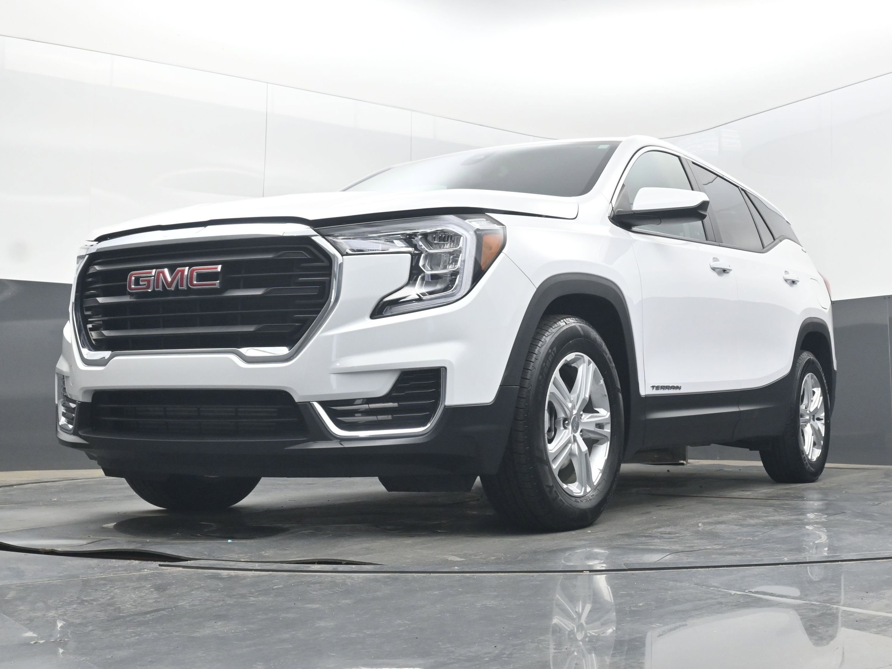 Used 2024 GMC Terrain SLE FWD image 25
