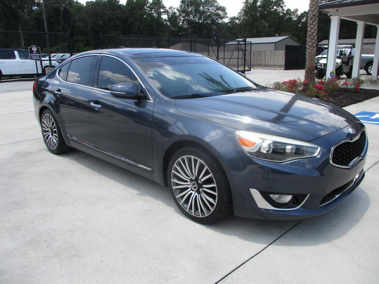 Used 2015 Kia Cadenza Premium w/ Technology Package FWD image 4