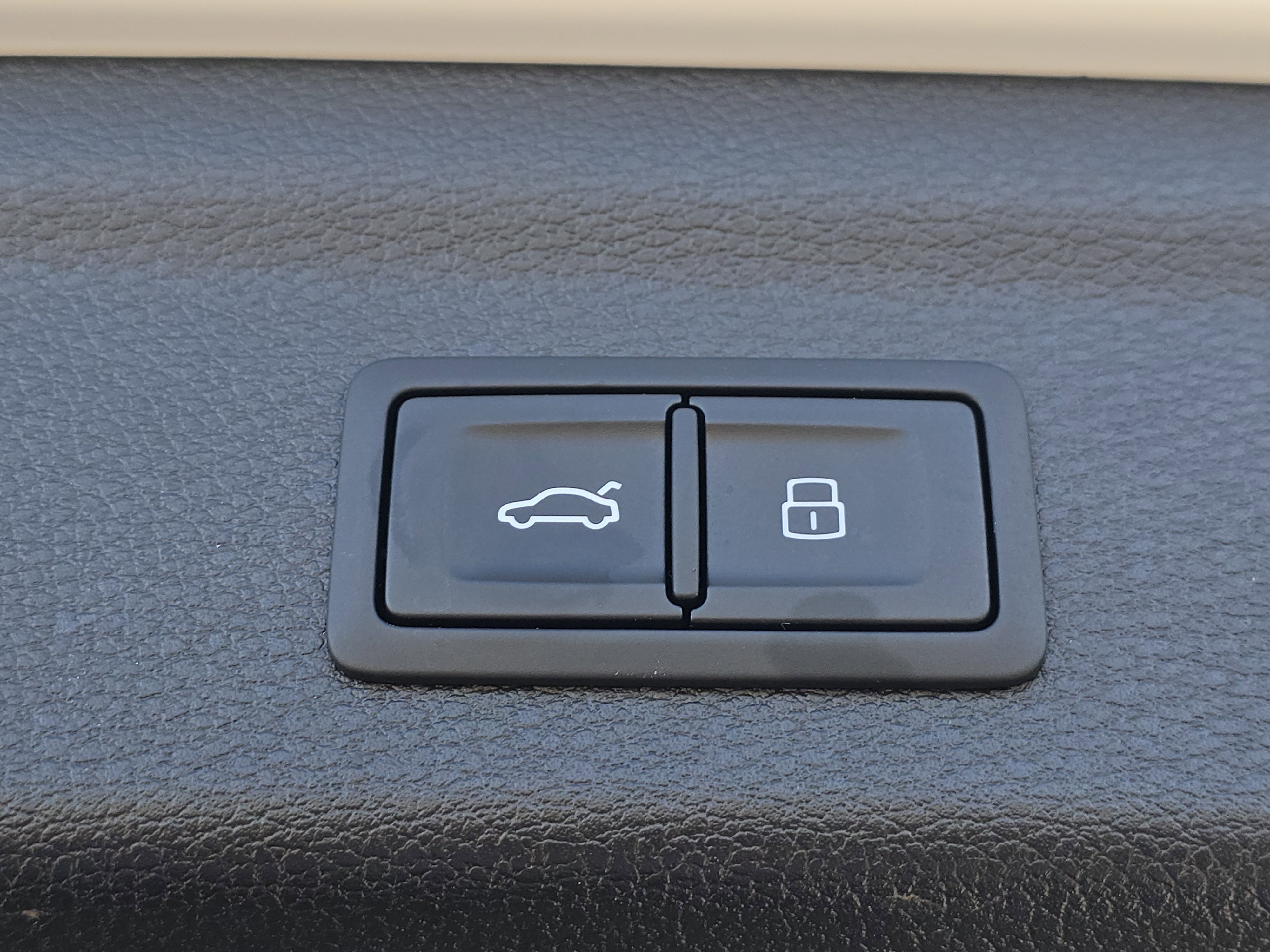 Certified 2025 Audi Q3 2.0T Premium w/ Convenience Package image 16