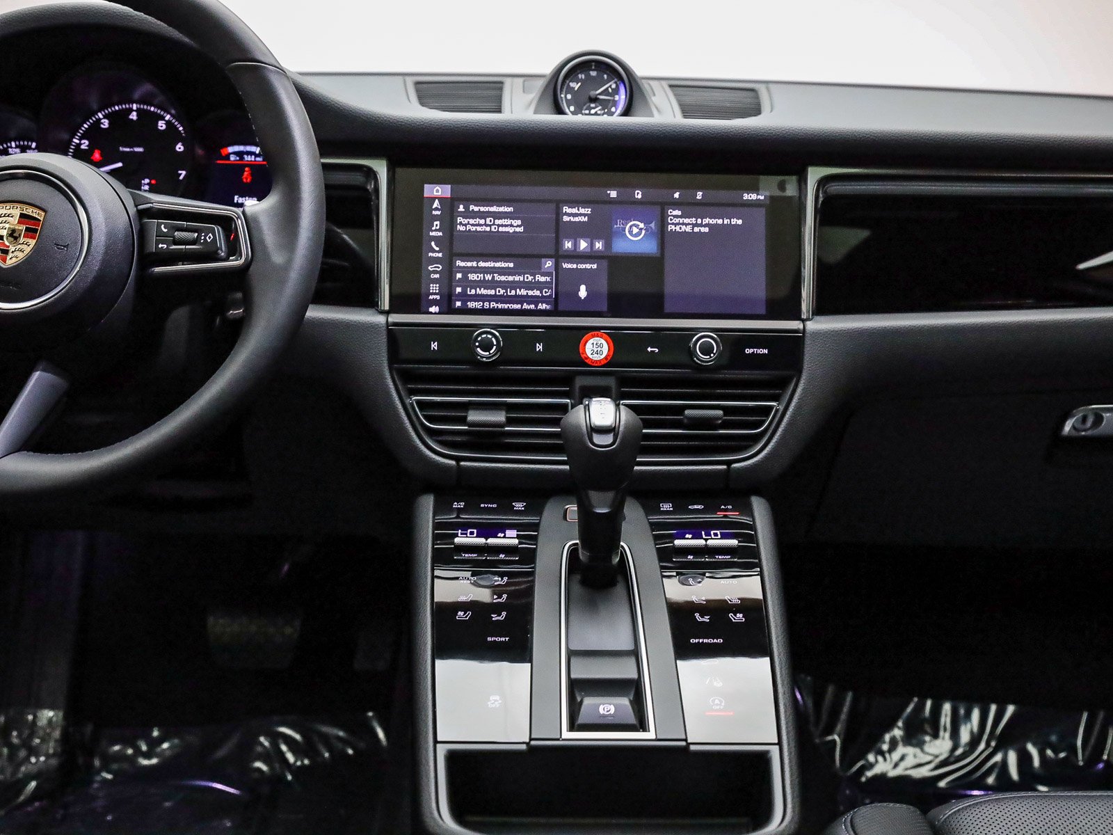 Certified 2025 Porsche Macan AWD/4WD image 12