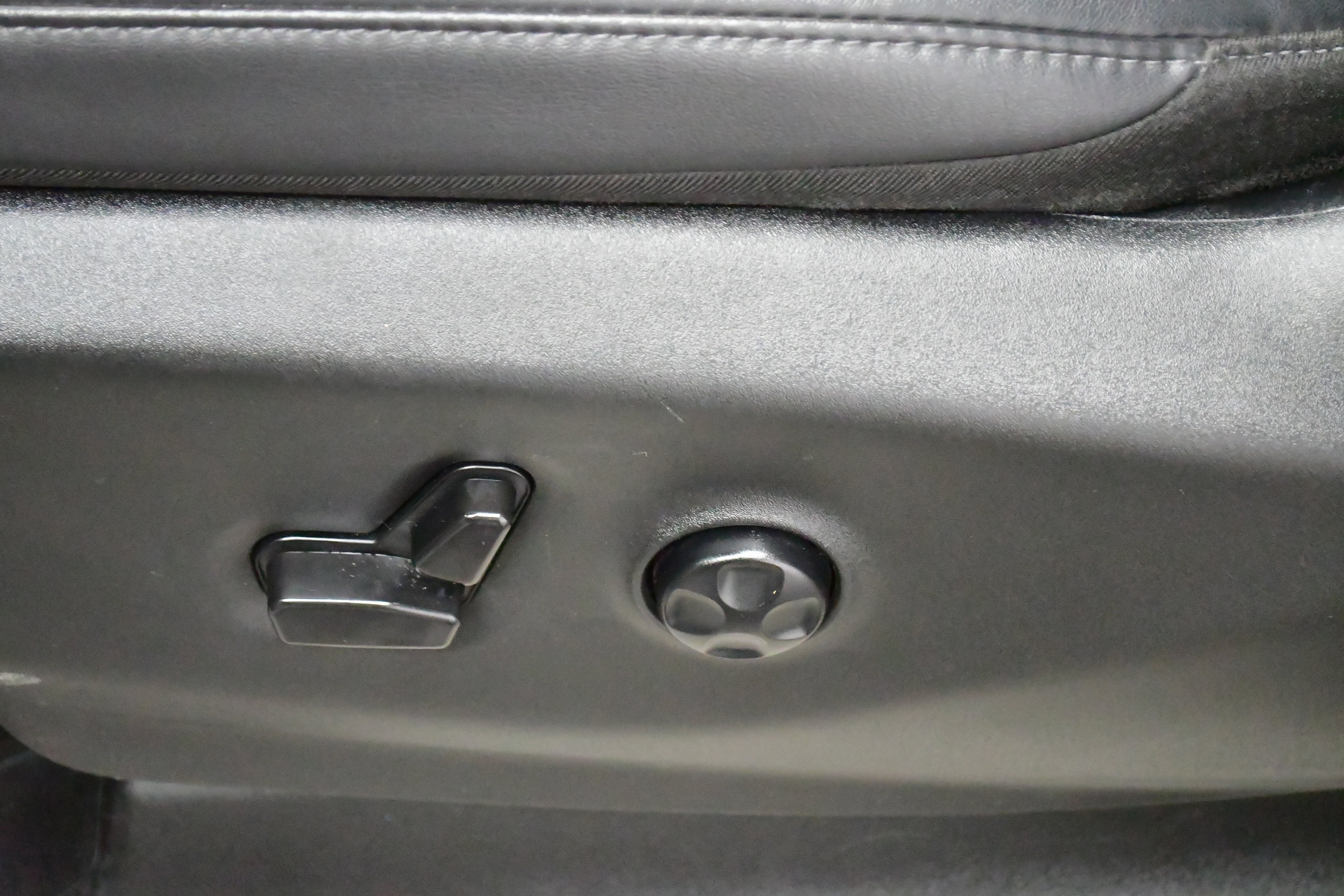 Used 2024 Chrysler Pacifica Touring-L FWD image 13