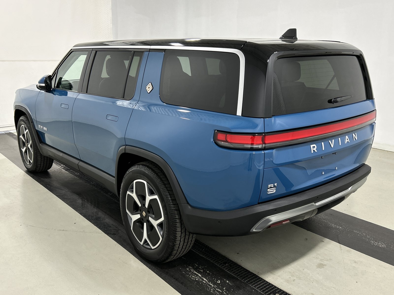 Used 2024 Rivian R1S Adventure AWD/4WD image 3