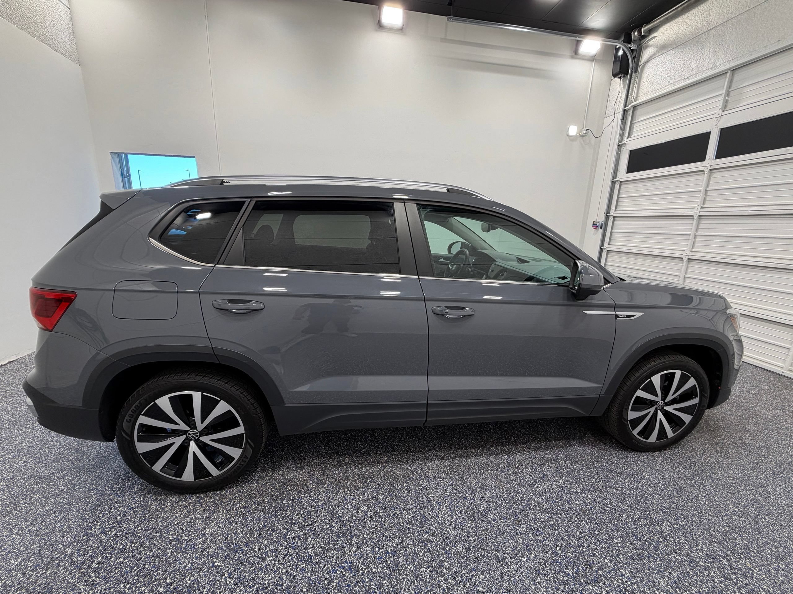 Used 2023 Volkswagen Taos SE w/ Panoramic Sunroof Package FWD image 7
