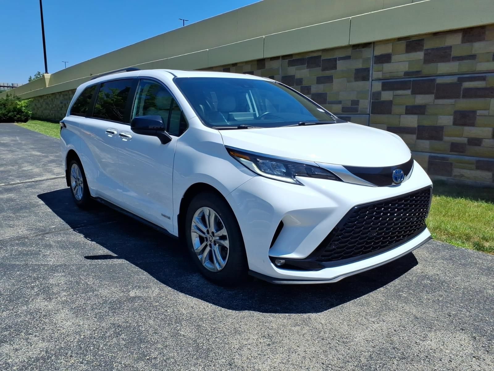 Used 2021 Toyota Sienna XSE AWD/4WD image 2