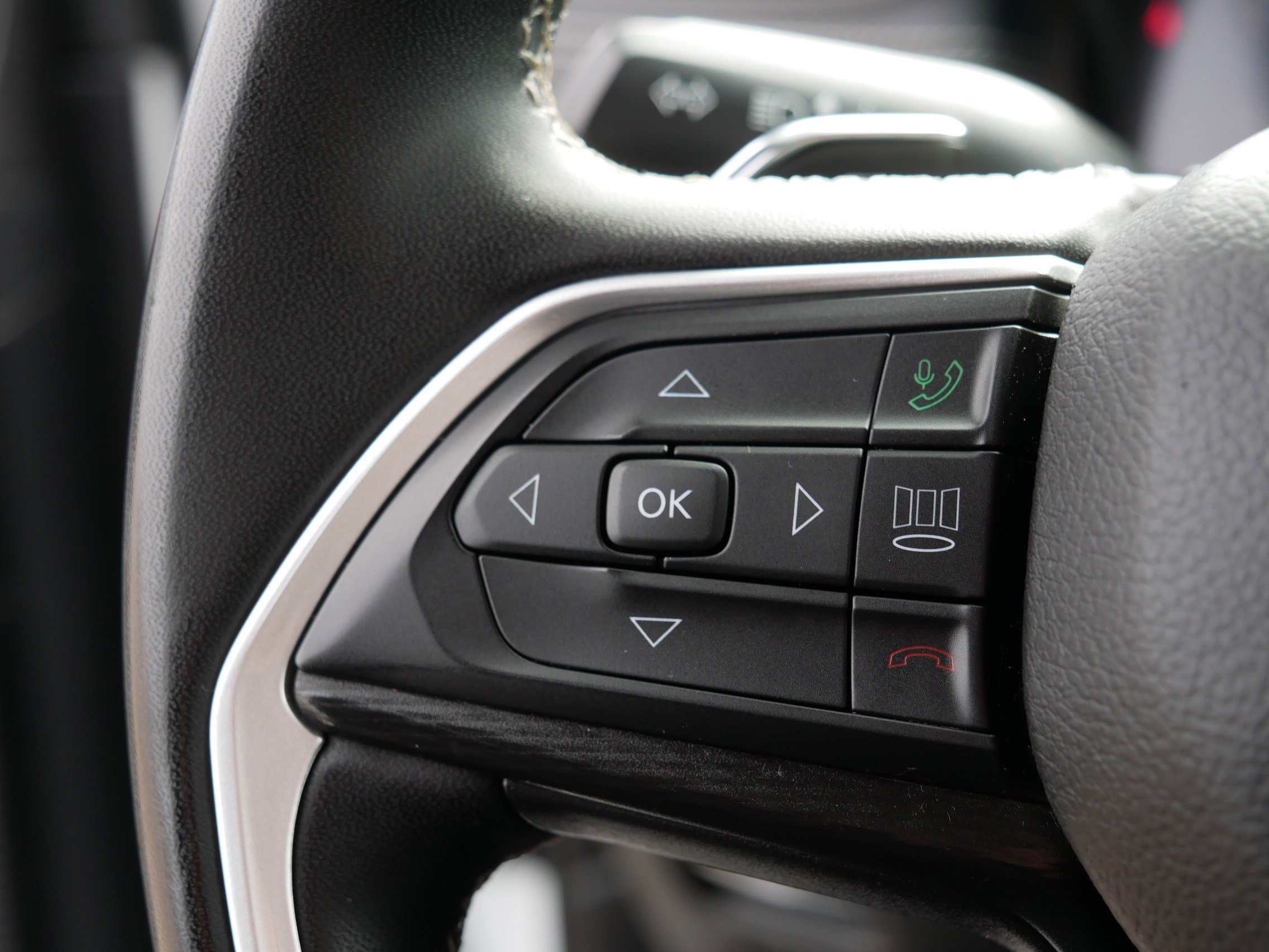 Used 2023 Jeep Grand Cherokee Laredo image 28