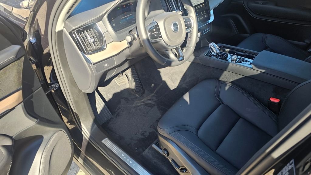 Certified 2025 Volvo XC90 B6 Plus image 17
