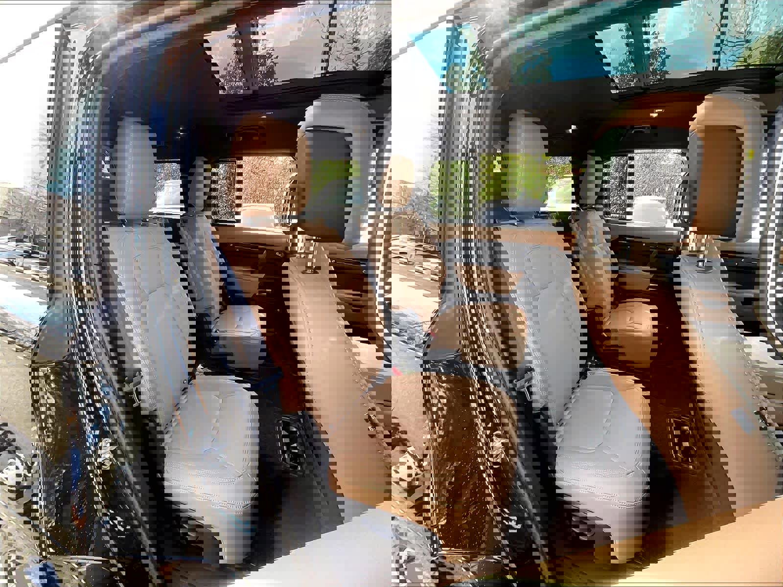 Used 2025 Land Rover Defender 130 X-Dynamic SE image 28