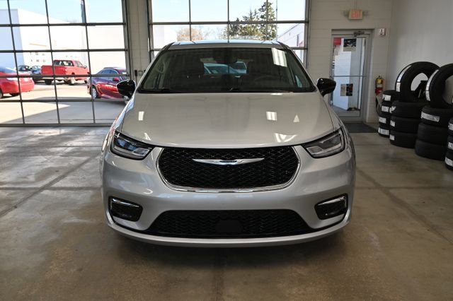 Used 2024 Chrysler Pacifica Touring-L FWD image 2