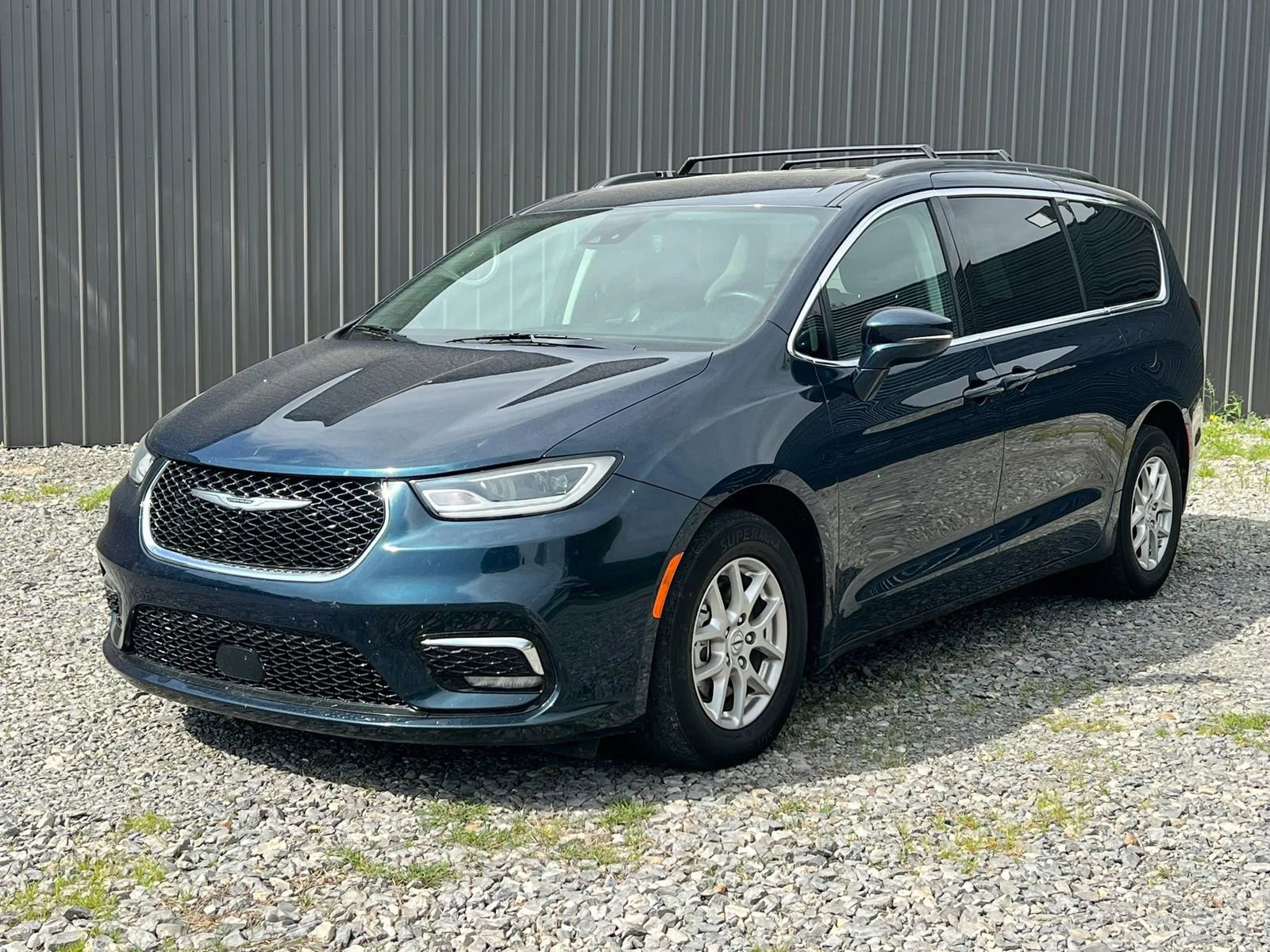 Used 2022 Chrysler Pacifica Touring-L FWD image 1