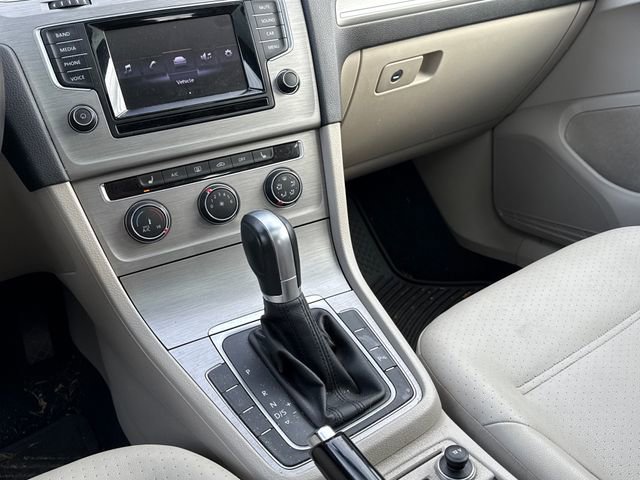 Used 2015 Volkswagen Golf S image 39