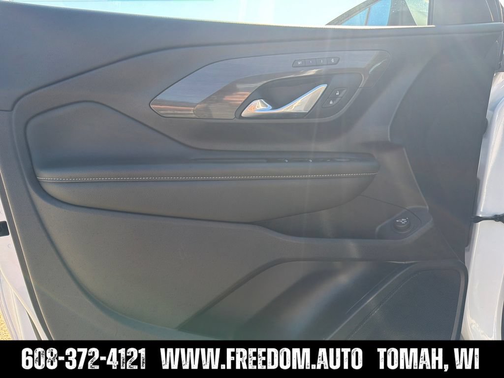 Used 2024 GMC Terrain Denali w/ Denali Premium Package AWD/4WD image 10