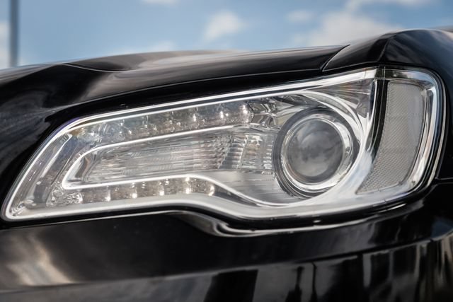 Used 2015 Chrysler 300 C RWD image 9