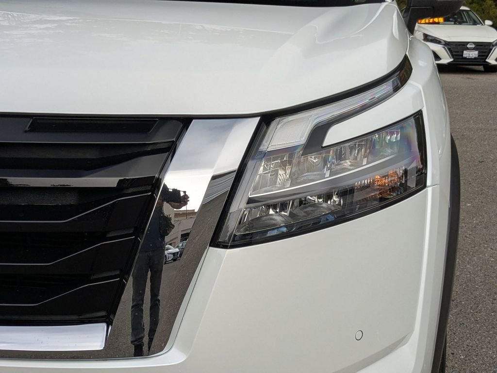 New 2025 Nissan Pathfinder Platinum w/ Cargo Package image 7