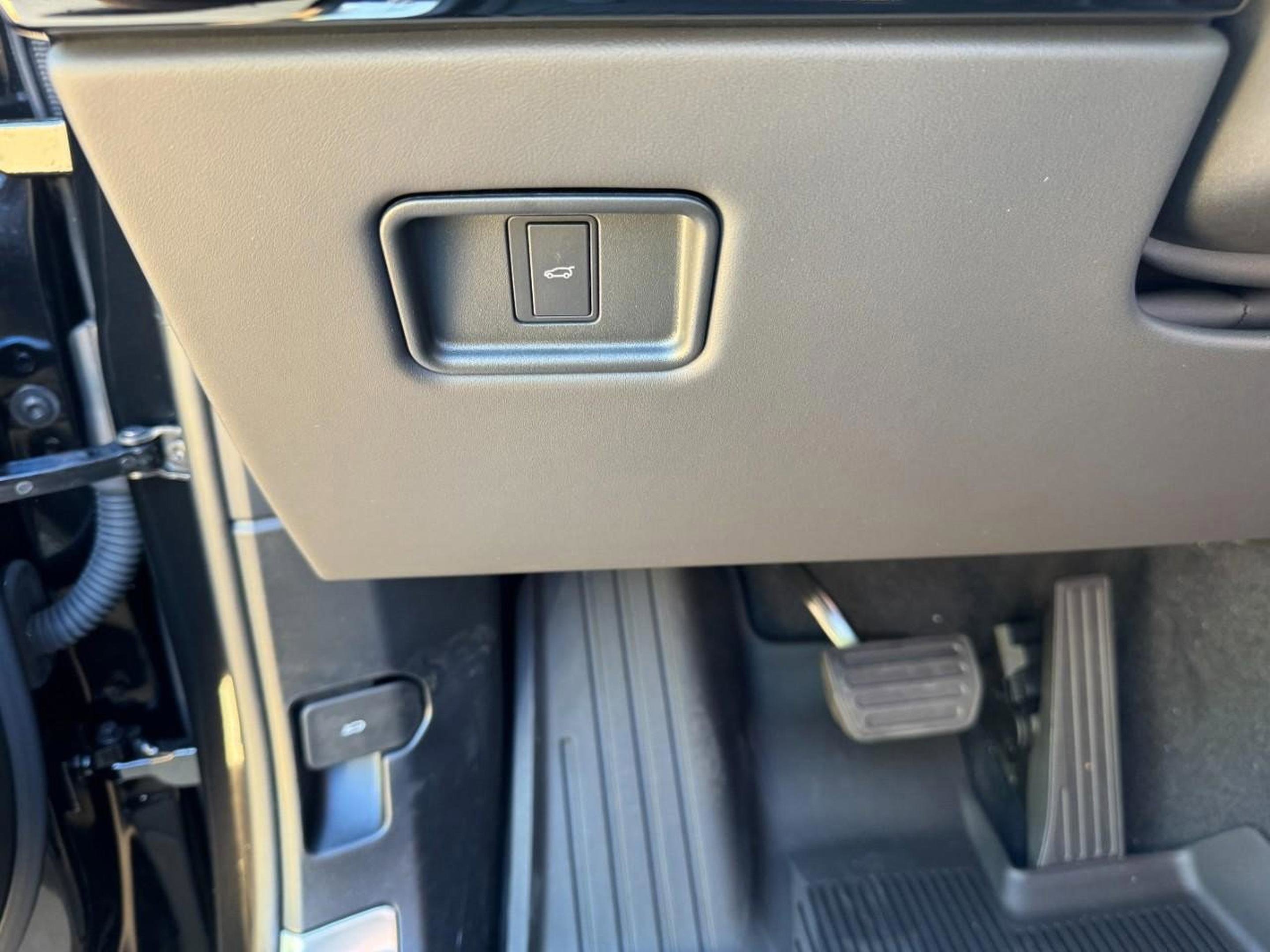 Used 2025 Land Rover Range Rover Sport SE image 29