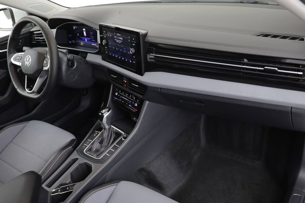 Used 2025 Volkswagen Jetta SE w/ Sunroof Package FWD image 19