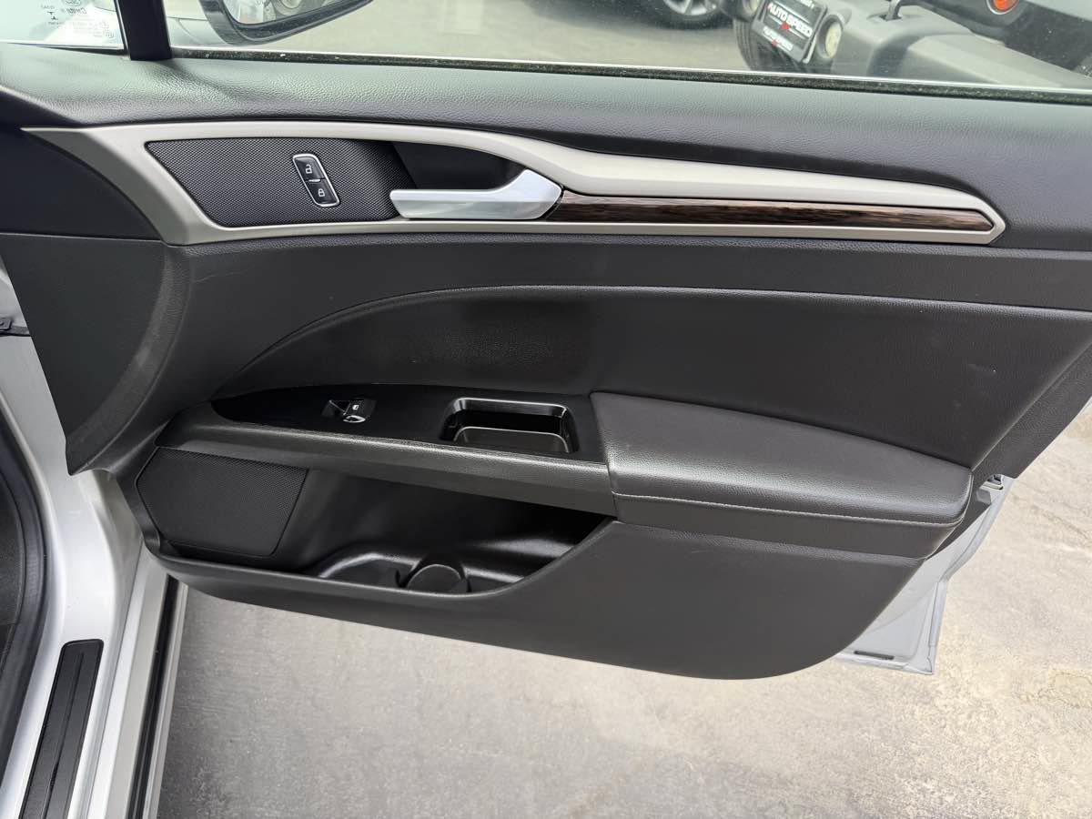 Used 2016 Ford Fusion SE w/ Equipment Group 502A FWD image 20
