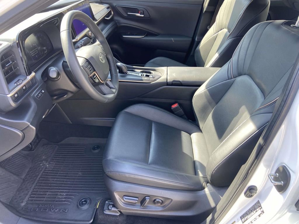 Used 2023 Toyota Crown Limited image 18
