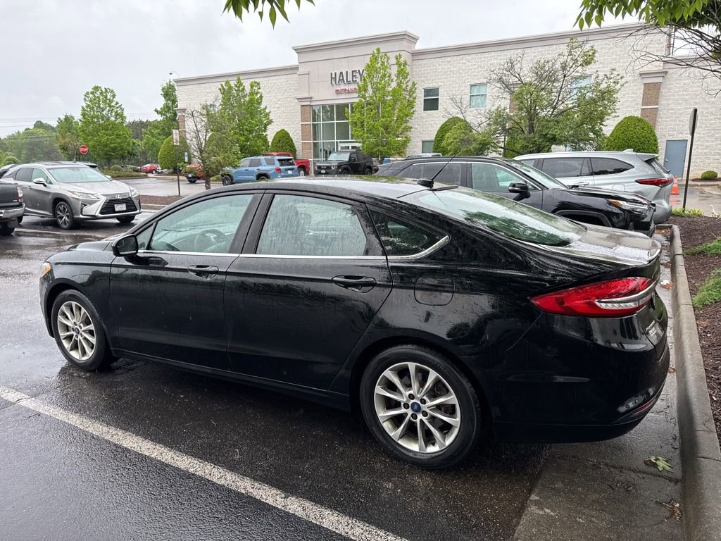 Used 2017 Ford Fusion SE FWD image 3