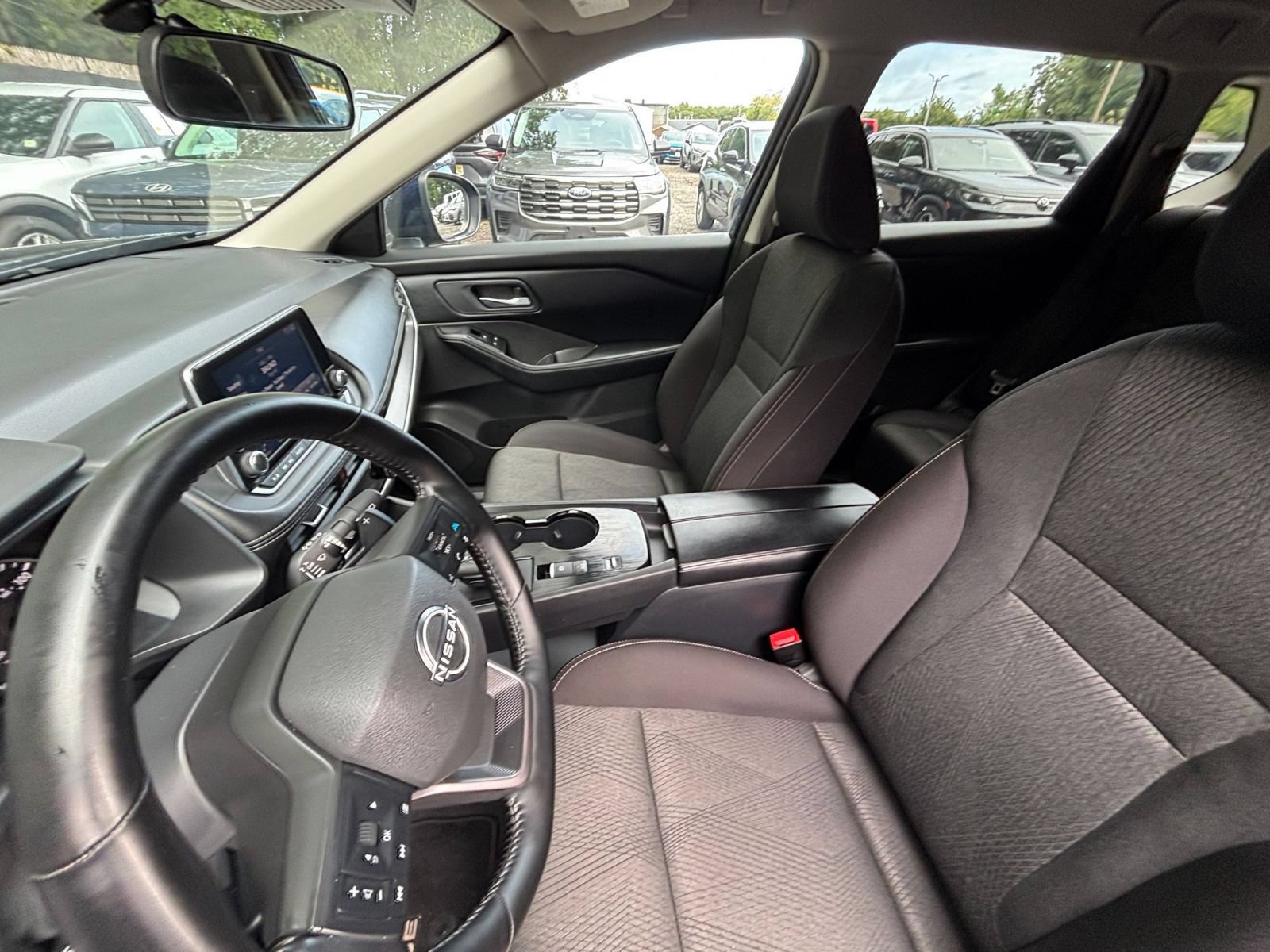 Used 2025 Nissan Rogue SV FWD image 37