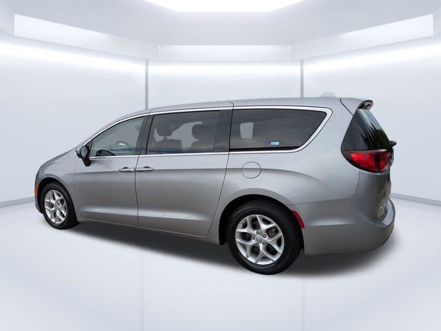 Used 2017 Chrysler Pacifica Touring Plus w/ Tire & Wheel Group FWD image 6