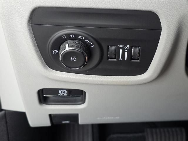 Used 2023 Jeep Grand Cherokee Summit w/ Adv Protech Group IV RWD image 33