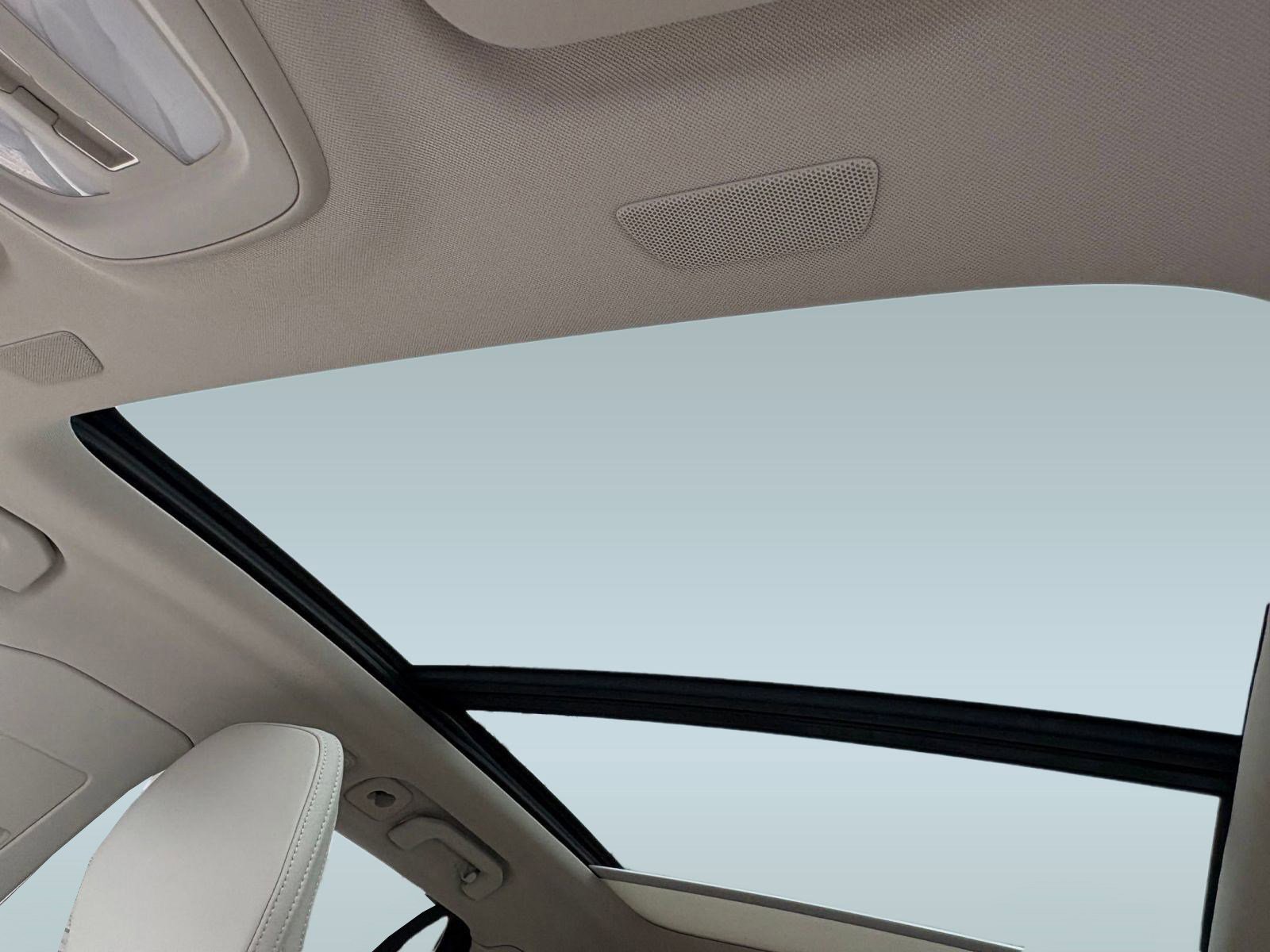 Certified 2025 Volvo V60 B5 Cross Country Ultra w/ Protection Package Premier image 15