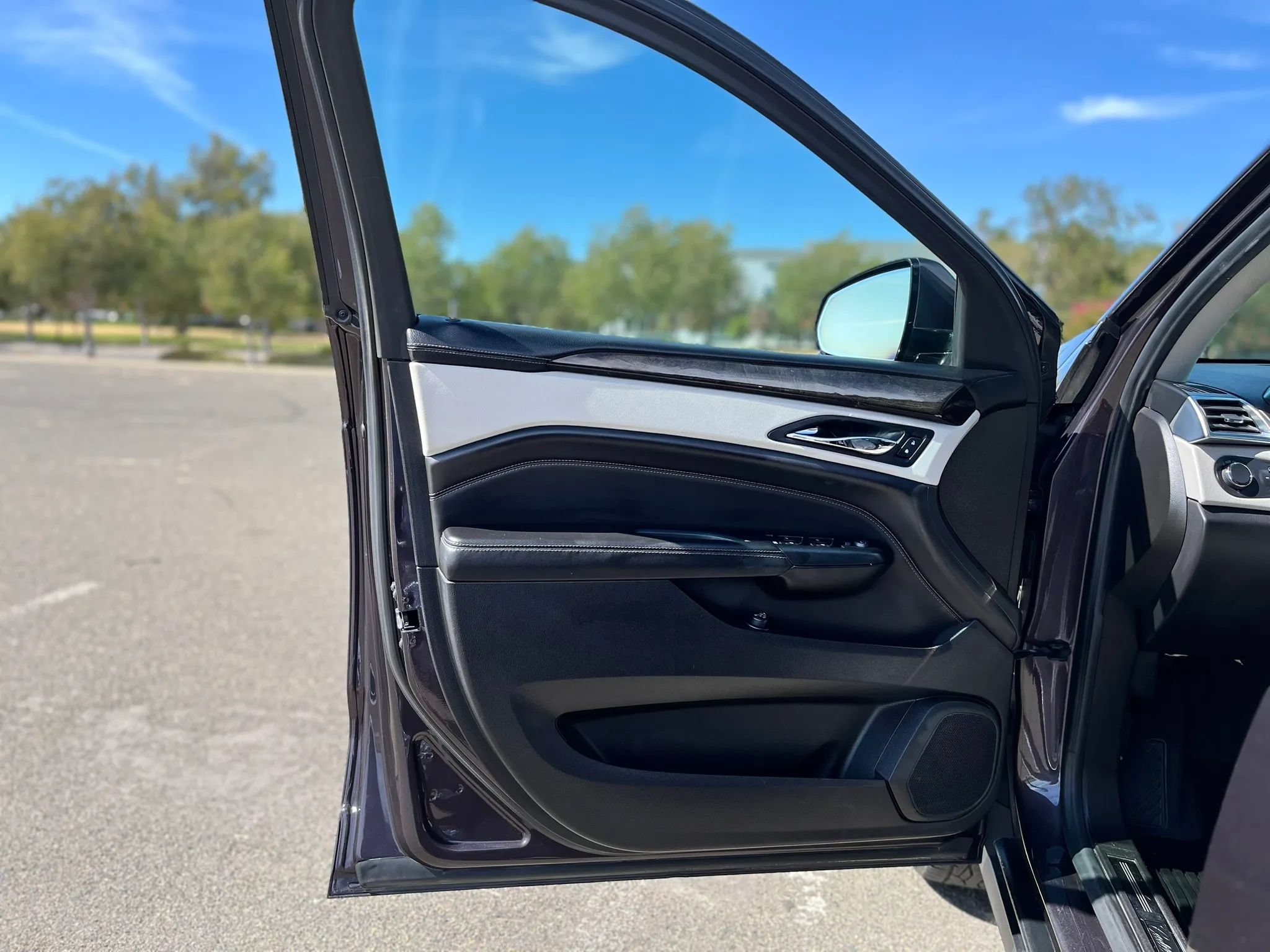 Used 2015 Cadillac SRX Luxury w/ Driver Awareness Package FWD image 9