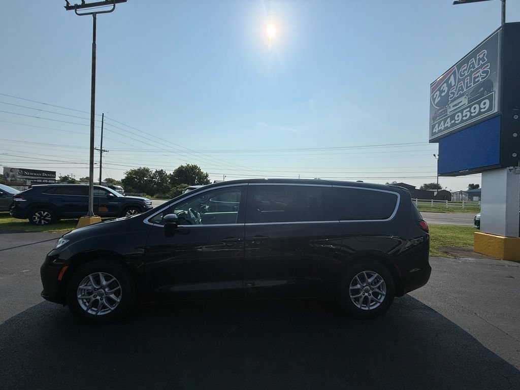 Used 2024 Chrysler Pacifica Touring-L FWD image 7